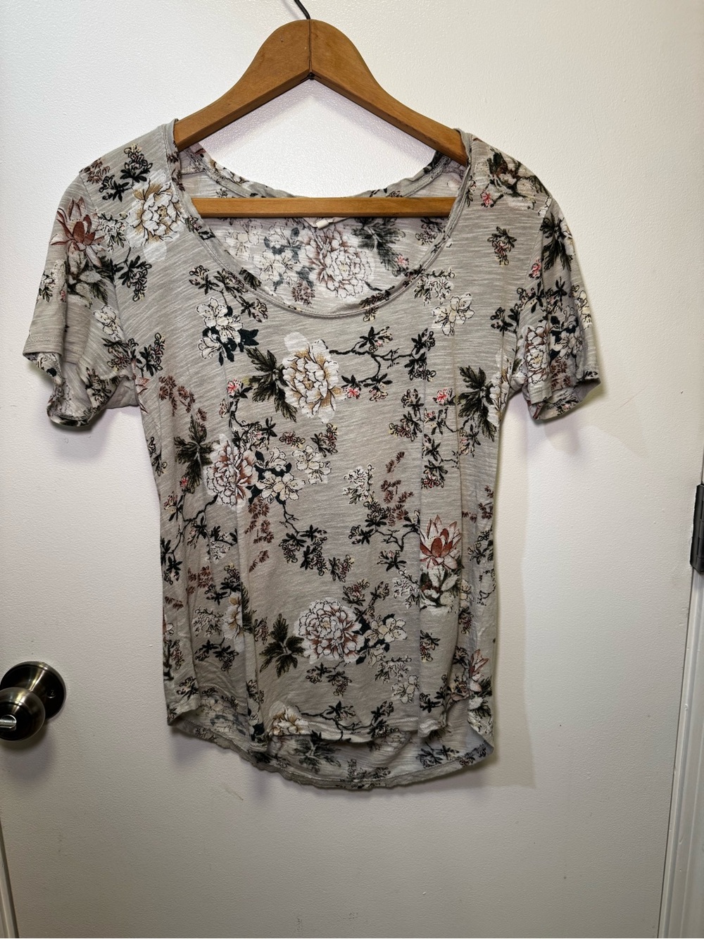 Lucky Brand Light Gray Floral Scoop Neck Short Sleeve Tee
